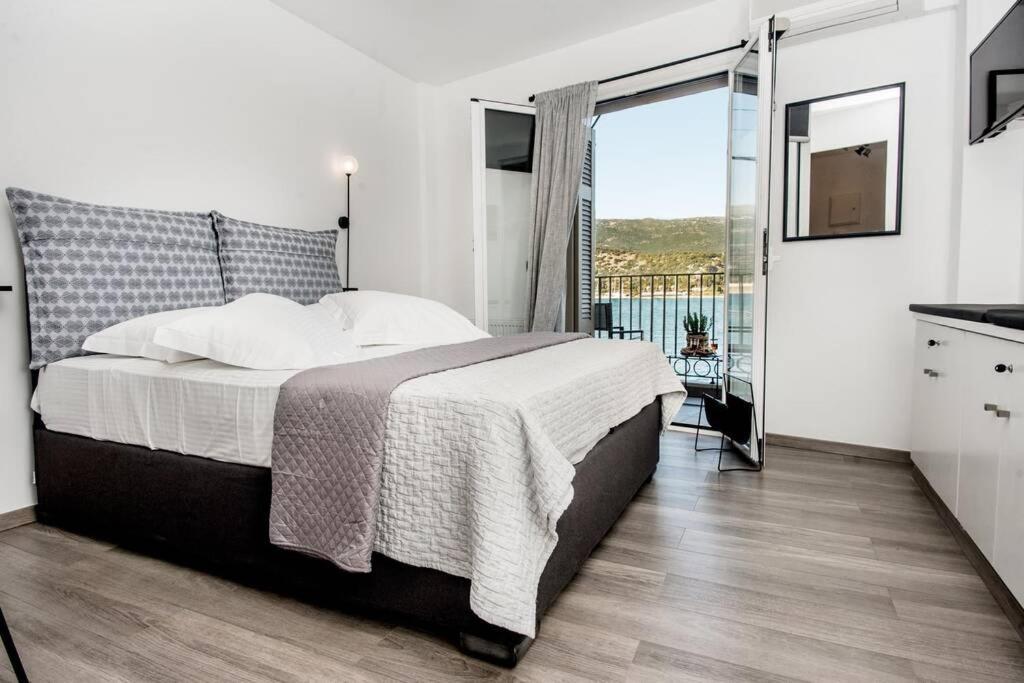 A & B Minimal Suite With Sea View In Argostoli Zewnętrze zdjęcie