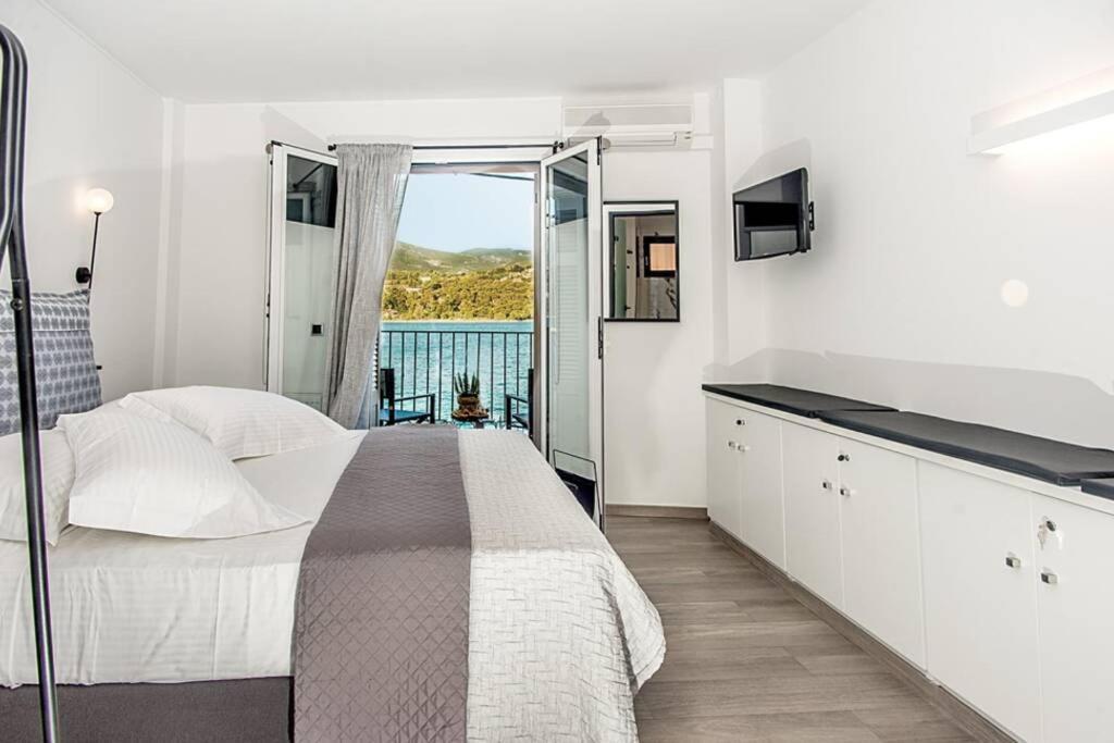 A & B Minimal Suite With Sea View In Argostoli Zewnętrze zdjęcie